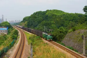 Trem de carga em ferrovia